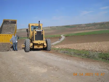 Diyarbakır serme sıkıştırma firması şantiye sahasında damperli kamyon stabilize malzemeyi döküyor ve serime hazırlık yapılıyor