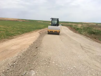 Diyarbakır serme sıkıştırma firması saha operasyonunda ağır tonajlı silindir malzemeyi sıkıştırıyor ve zemini hazırlıyor