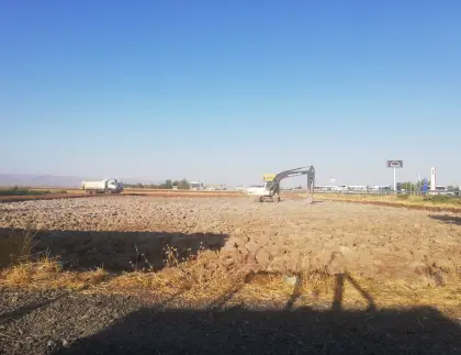 Diyarbakır Karacadağ OSB şantiyesinde 22 tonluk ekskavatör iş makinası ile taş dolgu blokaj tesviyesi yapılması