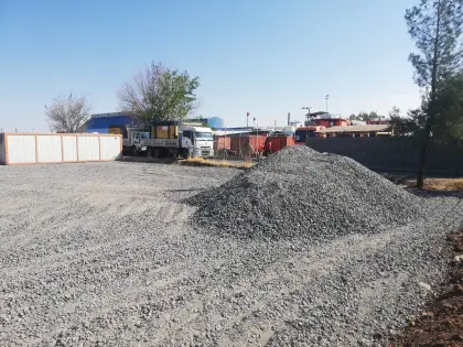 Diyarbakır Karacadağ OSB endüstriyel fabrika sahasında tesviye ve yüzey düzeltme işlemleri eksiksiz tamamlanmış hazır mıcır zemin
