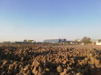 Diyarbakır Karacadağ OSB fabrika zemininde bir kısmı tesviye edilmiş, diğer kısmı ise düzleme için dökülmüş taş dolgu sahası