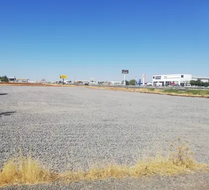 Diyarbakır Karacadağ OSB fabrika şantiyesinde geniş alana yayılan mıcır serimi sonrası terazi ve tesviye işlemlerinin sürdürülmesi