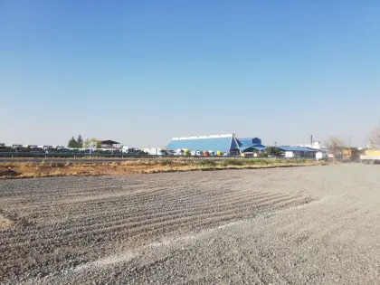 Diyarbakır Karacadağ OSB şantiye sahasında iş makineleriyle gerçekleştirilen grobeton öncesi mıcır tesviye ve serme işlemi
