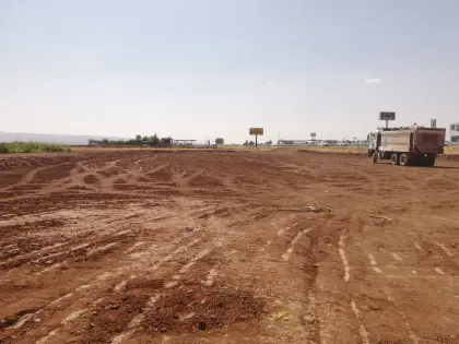 Diyarbakır Karacadağ Organize Sanayi Bölgesinde fabrika temeli kazısı sonrası saha tesviyesi ve zemin düzeltme