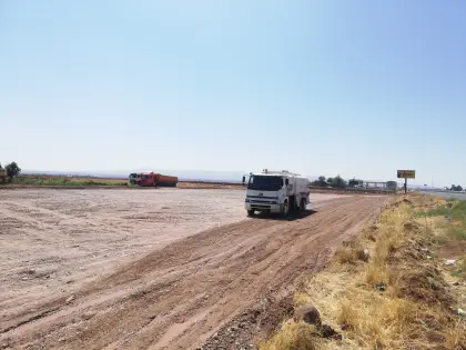 Diyarbakır Karacadağ OSB şantiyesinde stabilize tesviyesi bitmiş zeminde arazöz ile sıkıştırma öncesi sulama işlemi