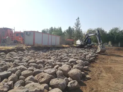 Diyarbakır Karacadağ Organize Sanayi Bölgesinde fabrika temeli zemin güçlendirme ve taş dolgu blokaj çalışması