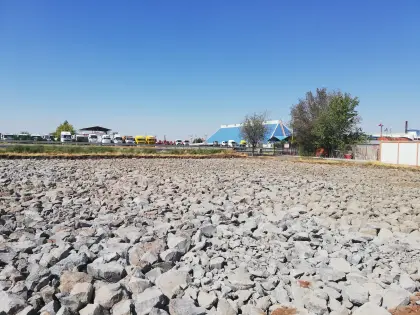 Diyarbakır Karacadağ Organize Sanayi şantiye sahasında ağır iş makinaları ile yapılan taş dolgu tesviyesi ve düzleme çalışması