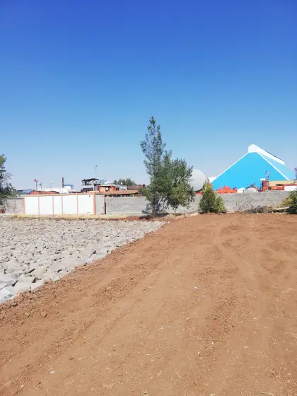 Diyarbakır Karacadağ Organize Sanayi şantiye sahasında temel mukavemeti için yapılmış düzgün taş dolgu tesviyesi