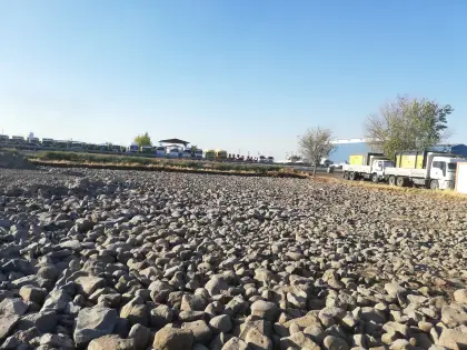 Diyarbakır Karacadağ Organize Sanayi Bölgesinde endüstriyel fabrika zemini için yürütülen taş dolgu ve blokaj imalatı