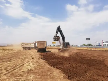 Diyarbakır Karacadağ OSB şantiyesinde ekskavatör ile kazılan toprağın hafriyat kamyonuna yüklenmesi