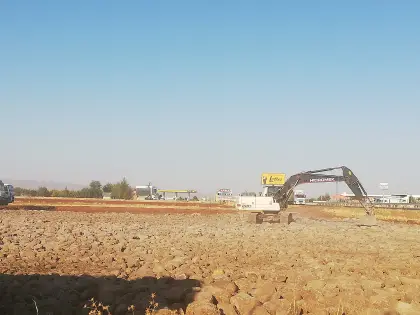Diyarbakır Karacadağ Organize Sanayi Bölgesinde temel mukavemeti sağlayan taş dolgu altyapı tesviyesi görüntüsü