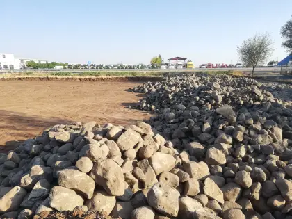 Diyarbakır Karacadağ Organize Sanayi şantiyesinde zemin güçlendirme için sahaya yığılmış taş dolgu malzemeleri